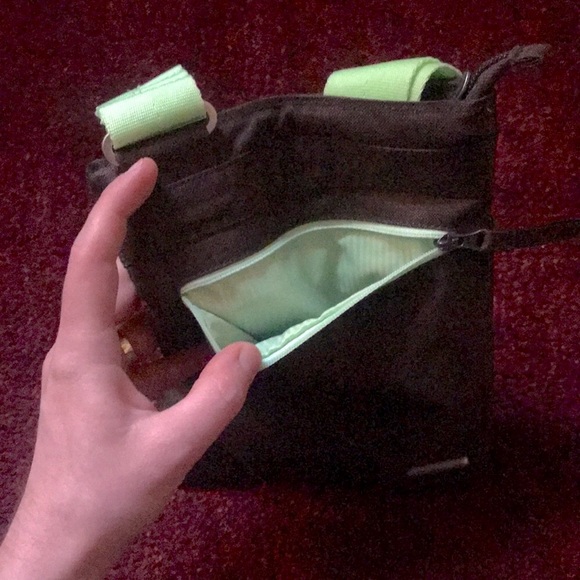 NWOT Cabela’s small over the shoulder bag - Picture 4 of 6